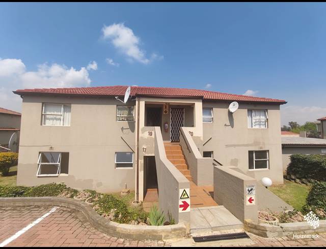 3 BEDROOM TOWNHOUSE FOR SALE IN VANDERBIJLPARK SW 5